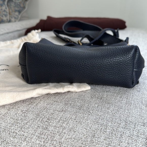 New! Calma Pebbled Leather Navy Crossbody Bag - Picture 9 of 9